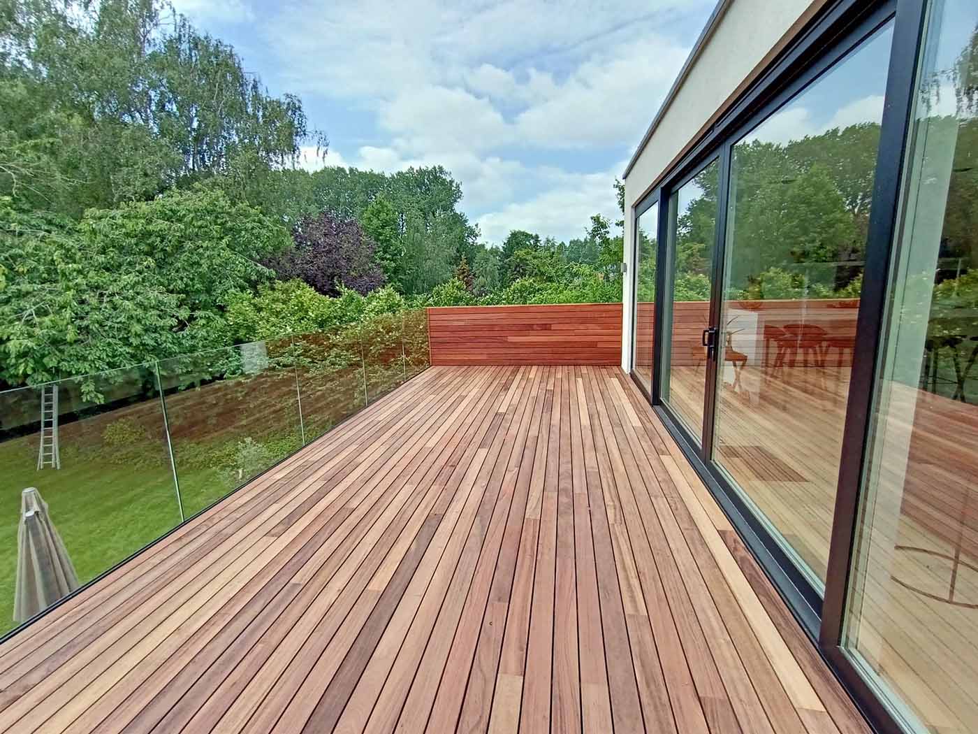 Terras aanleg padouk softline Keerbergen | Timber Projects houten tuinconstructies voor particulieren, architecten, projectontwikkelaars of aannemers.