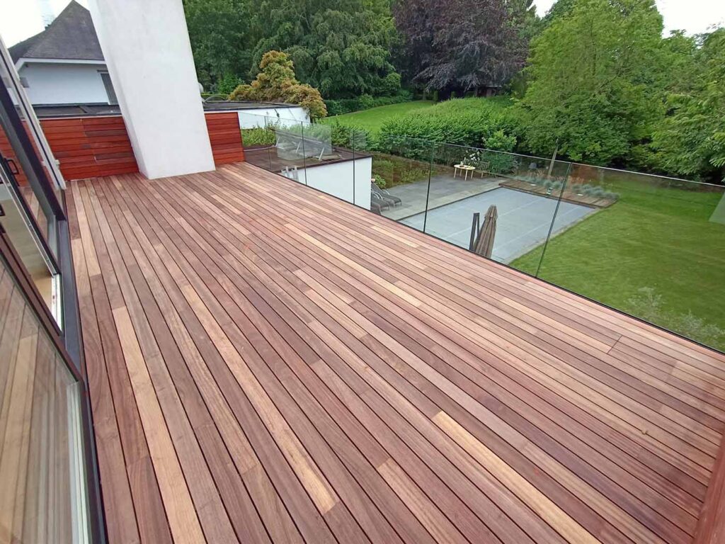 Terras aanleg padouk softline Keerbergen | Timber Projects houten tuinconstructies voor particulieren, architecten, projectontwikkelaars of aannemers.