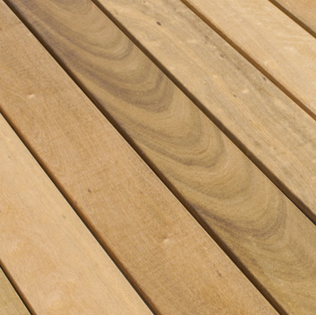 Itauba terrasplanken | Timber Projects houten tuinconstructies voor particulieren, architecten, projectontwikkelaars of aannemers.