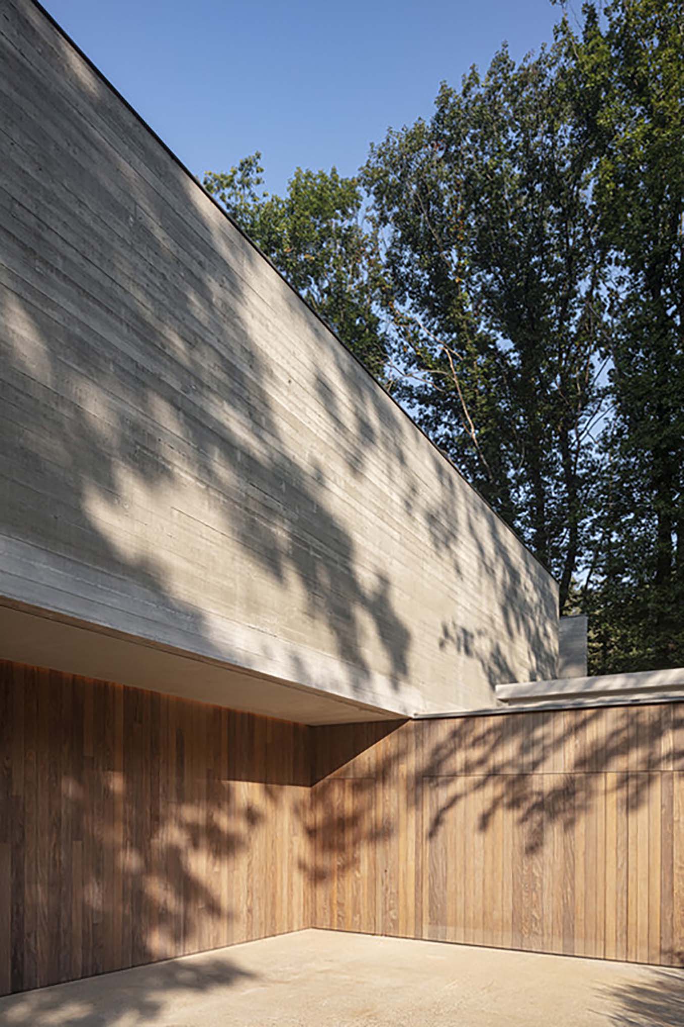 Afrormosia gevelbekleding duurzaam hout vlak v-groef